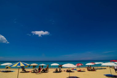 Plaj sandalyesi deniz dalgası güneşli bir gün mavi gökyüzü günbatımı yaz tatili Phuket Tayland