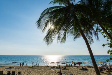 Plaj sandalyesi deniz dalgası güneşli bir gün mavi gökyüzü günbatımı yaz tatili Phuket Tayland