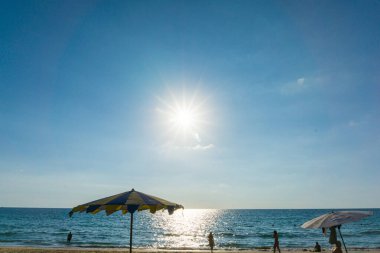 Plaj sandalyesi deniz dalgası güneşli bir gün mavi gökyüzü günbatımı yaz tatili Phuket Tayland