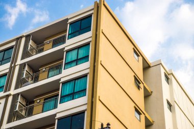 Şehrin gökyüzü arka planındaki modern apartman binası, Lowrise apartmanı