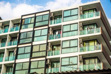 Şehrin gökyüzü arka planındaki modern apartman binası, Lowrise apartmanı