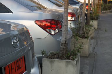 Soyut bulanık açık hava modern otopark arka planı yeşil ağaçla