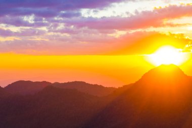 Dağın tepesinde gün batımı tropikal orman renkli gökyüzü bulutu, doğa manzarası silueti