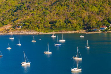Deniz kıyısındaki deniz yatı arka planda yaz tatili Phuket Tayland