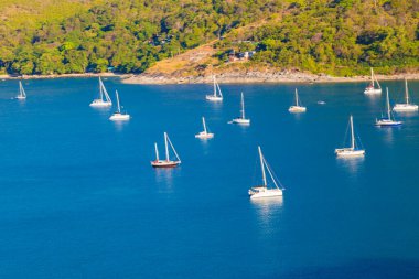 Deniz kıyısındaki deniz yatı arka planda yaz tatili Phuket Tayland