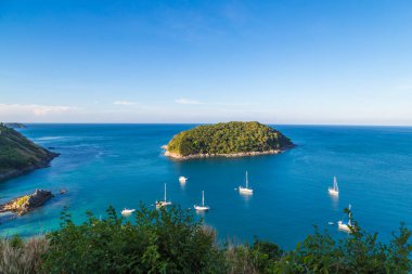 Deniz kıyısındaki deniz yatı arka planda yaz tatili Phuket Tayland