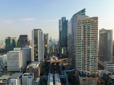 Gökyüzü treniyle modern şehir merkezi binası Silom hattı Sathorn şehir merkezi Bangkok Tayland