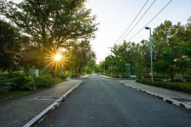 Yeşil Ağaç Şehri 'ndeki yol şehir yolu inşaatı ile halka açık park günbatımı ışığı