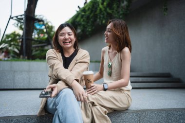 İş kadını Asyalı sıradan konuşan şehir dışında mutlu kahve molası zamanı arkadaşlığı.