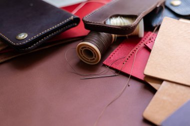 Hakiki deri cüzdan, el yapımı sığır işçiliği, deri işçiliği.