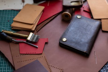 Hakiki deri cüzdan, el yapımı sığır işçiliği, deri işçiliği.