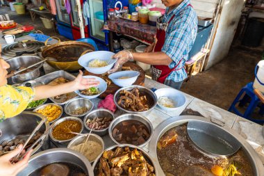 Bir sürü kahverengi çorbada pişirilmiş ördek ve yahnili Asya eriştesi, sokak yemeği tarzı.