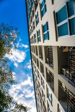 Şehrin gökyüzü arka planındaki modern apartman binası, Lowrise apartmanı