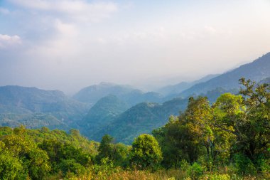 Mountain view akşam gökyüzünde sıcak güneş ışığı ile