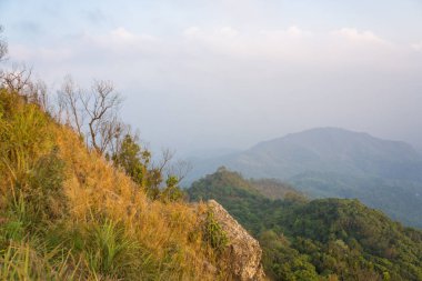 Mountain view akşam gökyüzünde sıcak güneş ışığı ile