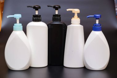 Lüks beyaz kozmetik şişe pompası siyah arka planda izole edilmiş reklam modelleri.