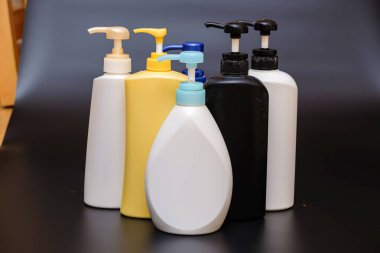 Lüks beyaz kozmetik şişe pompası siyah arka planda izole edilmiş reklam modelleri.