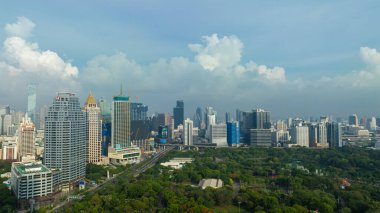 Yeşil halka açık park Lumpini Bangkok Tayland 'lı havacılık manzaralı ofis binası.