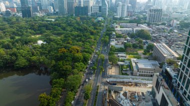 Yeşil halka açık park Lumpini Bangkok Tayland 'lı havacılık manzaralı ofis binası.