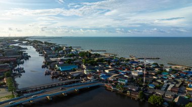 Deniz kıyısındaki balıkçı köyü tahta tekne Rayong Tayland 'da.