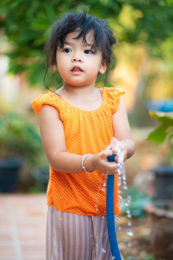 Küçük sevimli Asyalı kız yaz tatili için açık denizde oynuyor.