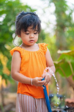 Küçük sevimli Asyalı kız yaz tatili için açık denizde oynuyor.