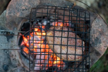 Kömürde ızgara sığır eti, açık havada pişirilmiş fileto, kısmen barbekü.