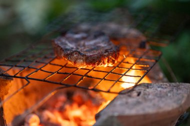 Kömürde ızgara sığır eti, açık havada pişirilmiş fileto, kısmen barbekü.