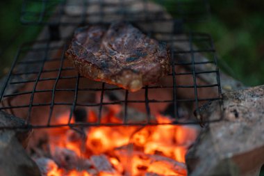 Kömürde ızgara sığır eti, açık havada pişirilmiş fileto, kısmen barbekü.