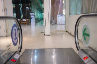 Çağdaş hastanenin iç kısımlarında iç mekan, lüks hastane ve klinik koridorları soyut olarak bulanık.
