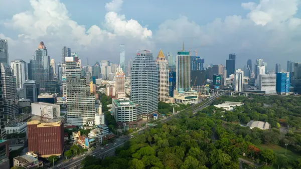 Yeşil halka açık park Lumpini Bangkok Tayland 'lı havacılık manzaralı ofis binası.