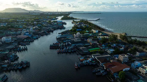 Deniz kıyısındaki balıkçı köyü tahta tekne Rayong Tayland 'da.