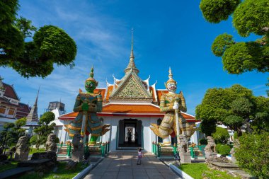 Tarikat Salonu 'na giden yol, dev heykeller, Wat Arun' daki iblis muhafızlar. Bangkok, Tayland 'daki ünlü tapınak..