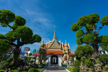 Tarikat Salonu 'na giden yol, dev heykeller, Wat Arun' daki iblis muhafızlar. Bangkok, Tayland 'daki ünlü tapınak..