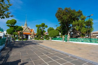 Tarikat Salonu 'na giden yol, dev heykeller, Wat Arun' daki iblis muhafızlar. Bangkok, Tayland 'daki ünlü tapınak..