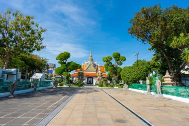 Tarikat Salonu 'na giden yol, dev heykeller, Wat Arun' daki iblis muhafızlar. Bangkok, Tayland 'daki ünlü tapınak..