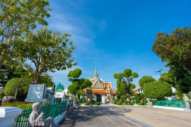 Tarikat Salonu 'na giden yol, dev heykeller, Wat Arun' daki iblis muhafızlar. Bangkok, Tayland 'daki ünlü tapınak..