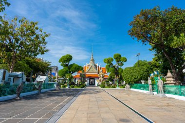 Tarikat Salonu 'na giden yol, dev heykeller, Wat Arun' daki iblis muhafızlar. Bangkok, Tayland 'daki ünlü tapınak..