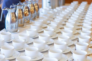 Otel odasında kaşık dolu sıcak kahve fincanı sırası.