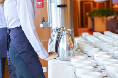 Otel odasında kaşık dolu sıcak kahve fincanı sırası.