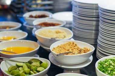 İnsanlar otel seminerlerinde lezzetli Asya yemeklerini el ele tutuştular. Yemek ve içecek.