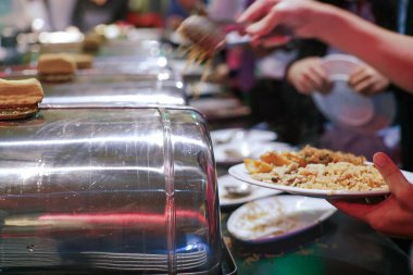 İnsanlar otel seminerlerinde lezzetli Asya yemeklerini el ele tutuştular. Yemek ve içecek.