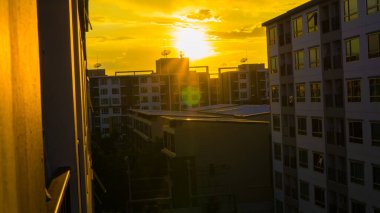 Siluet modern alçak katlı bina günbatımı sarı gökyüzü bulutlu metropol şehir