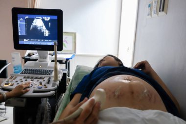 Doğurganlık ve sağlıklı konsept hastanesinde ultrason taraması yapan hamile bir kadın.