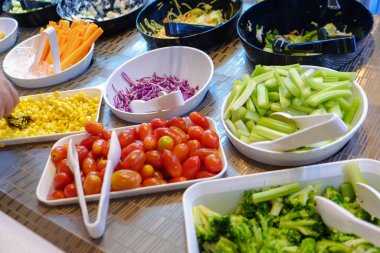 Renkli çeşitli salata sebzeleri ve mezeler süpermarketteki salata barında.