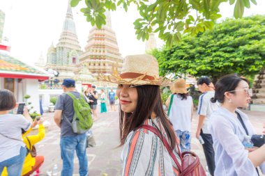 Güzel Asyalı turist kadın sırt çantasıyla seyahat ediyor. Buda tapınağında yürüyor. Tayland Bangkok 'u geziyor.