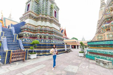 Güzel Asyalı turist kadın sırt çantasıyla seyahat ediyor. Buda tapınağında yürüyor. Tayland Bangkok 'u geziyor.