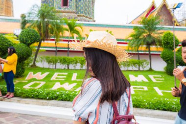 Güzel Asyalı turist kadın sırt çantasıyla seyahat ediyor. Buda tapınağında yürüyor. Tayland Bangkok 'u geziyor.