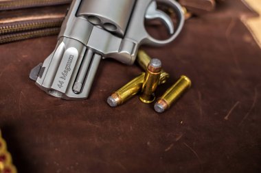 44 magnum revolver, deri arka planda nefsi müdafaa mermisi olan klasik silahı gizler.