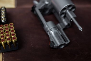 44 magnum revolver, deri arka planda nefsi müdafaa mermisi olan klasik silahı gizler.